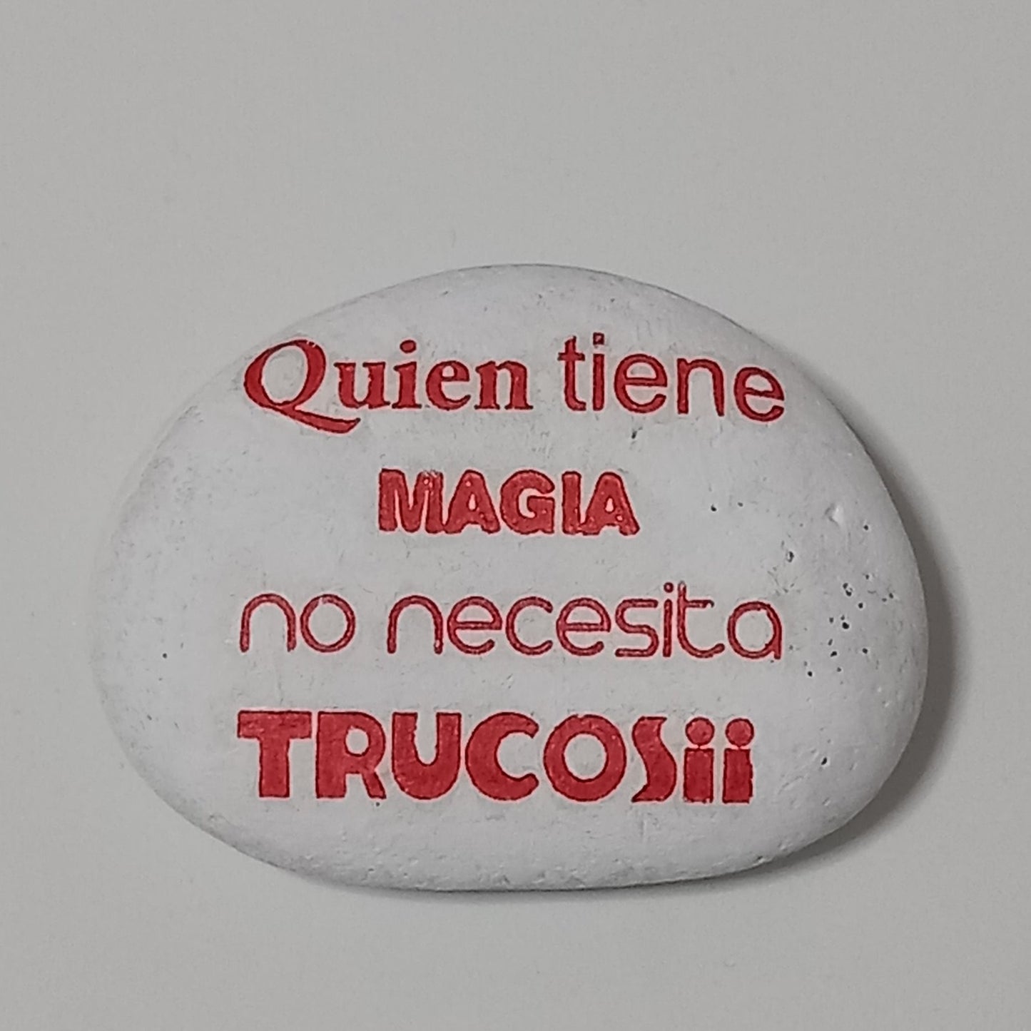 Pisapapeles con mensaje "QUIEN TIENE MAGIA NO NECESITA TRUCOS"