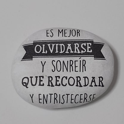 Pisapapeles con mensaje "ES MEJOR OLVIDARSE Y SONREIR QUE RECORDAR Y ENTRISTECERSE"