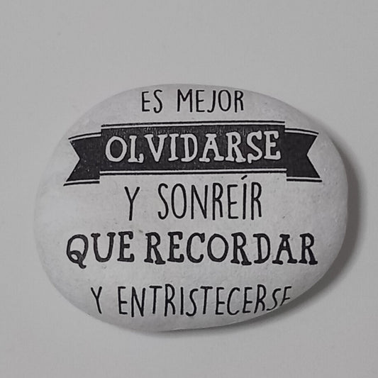 Pisapapeles con mensaje "ES MEJOR OLVIDARSE Y SONREIR QUE RECORDAR Y ENTRISTECERSE"