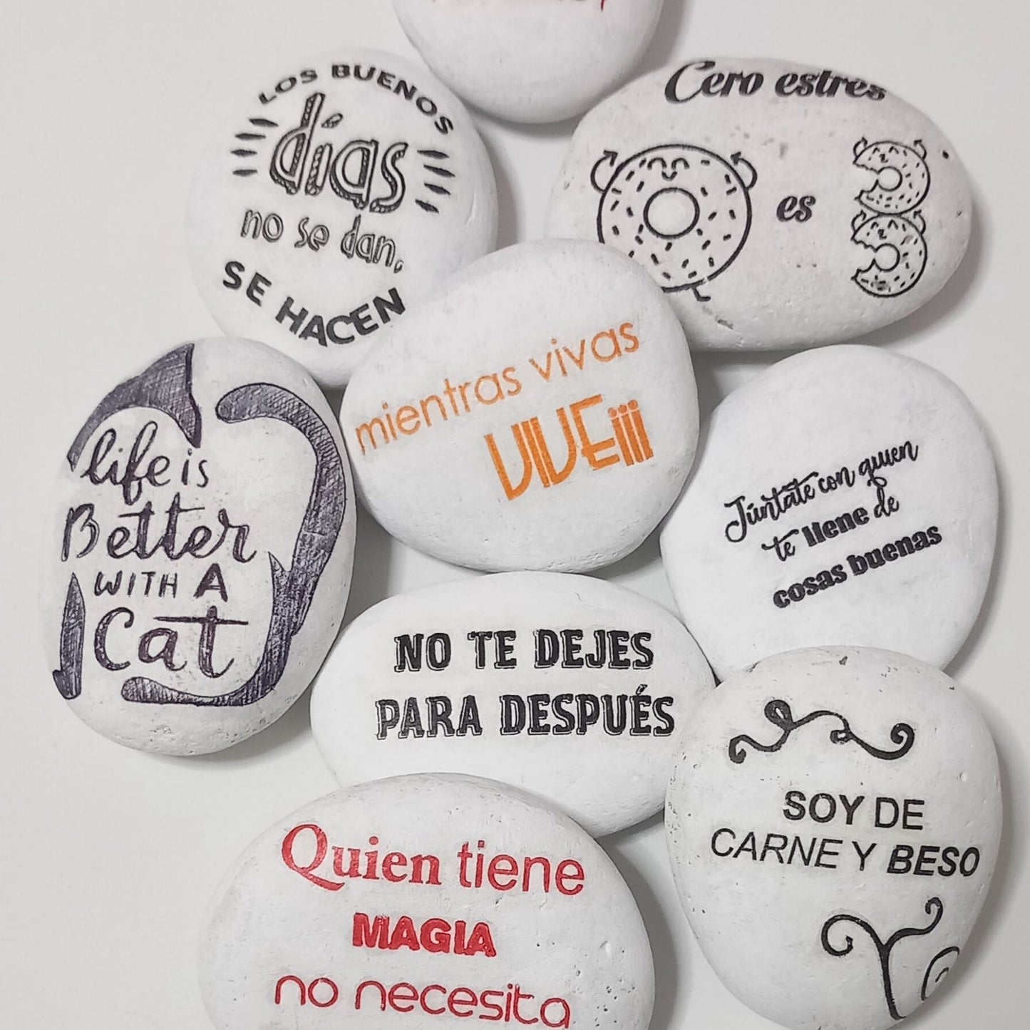 Pisapapeles con mensaje "ES MEJOR OLVIDARSE Y SONREIR QUE RECORDAR Y ENTRISTECERSE"