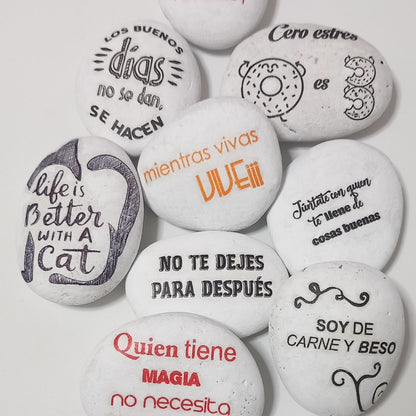 Pisapapeles con mensaje "ES MEJOR OLVIDARSE Y SONREIR QUE RECORDAR Y ENTRISTECERSE"