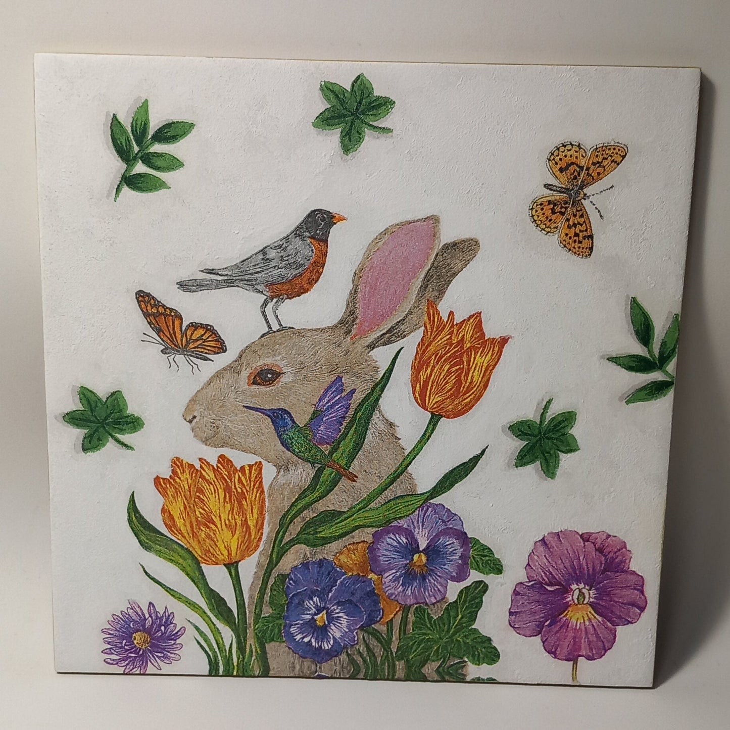 Azulejo conejo con pájaro en la cabeza
