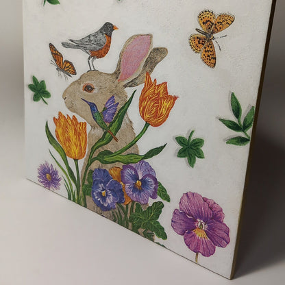 Azulejo conejo con pájaro en la cabeza