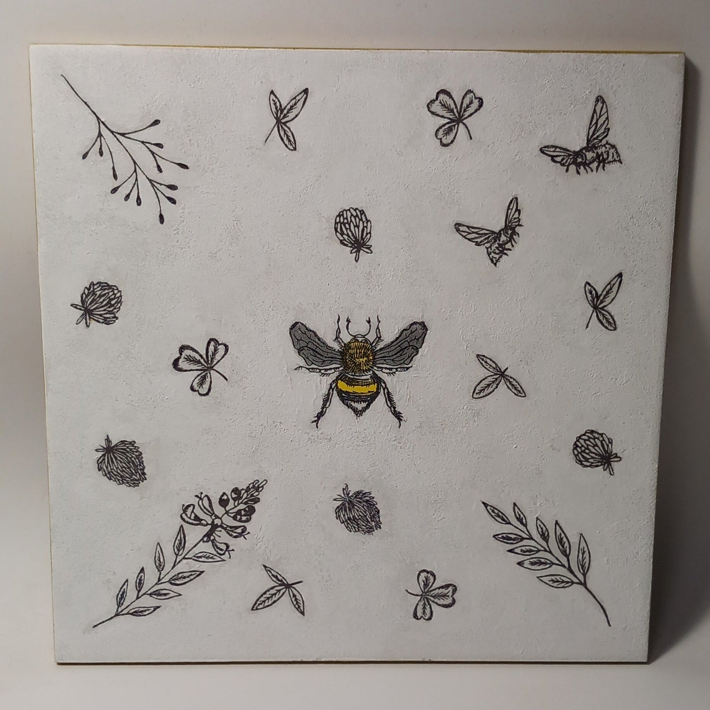 Azulejo abeja y flores en blanco y negro