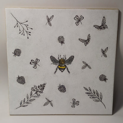 Azulejo abeja y flores en blanco y negro
