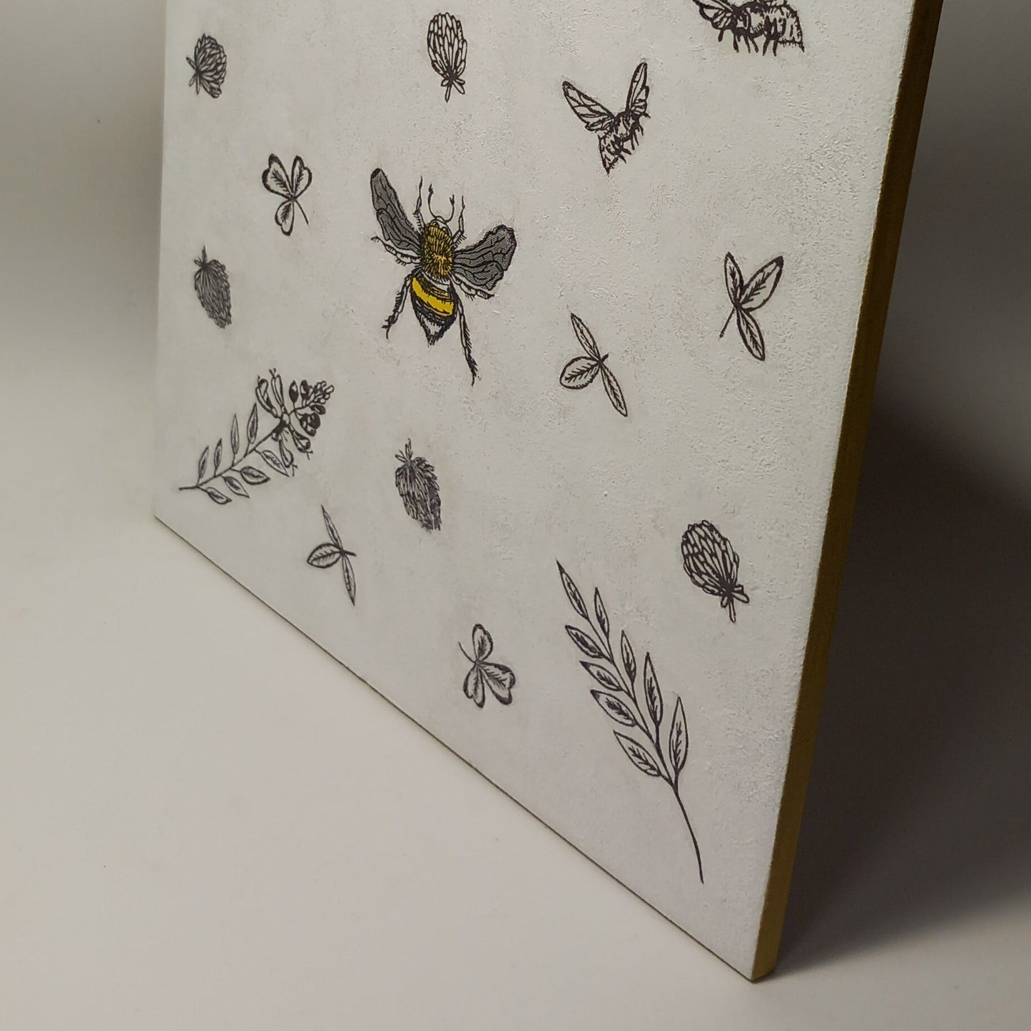 Azulejo abeja y flores en blanco y negro