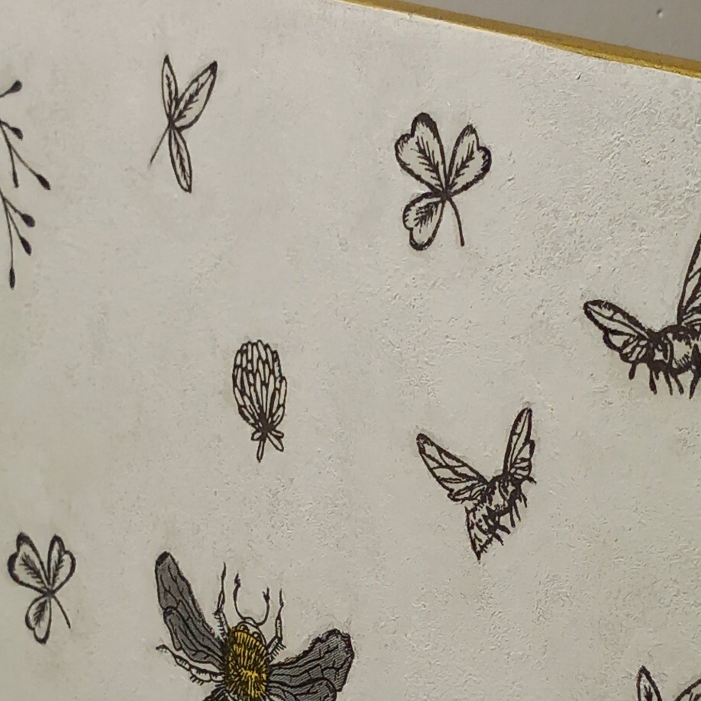Azulejo abeja y flores en blanco y negro